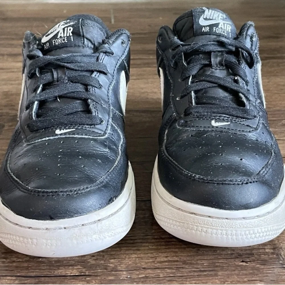 Nike Black and White Sneakers 5Y